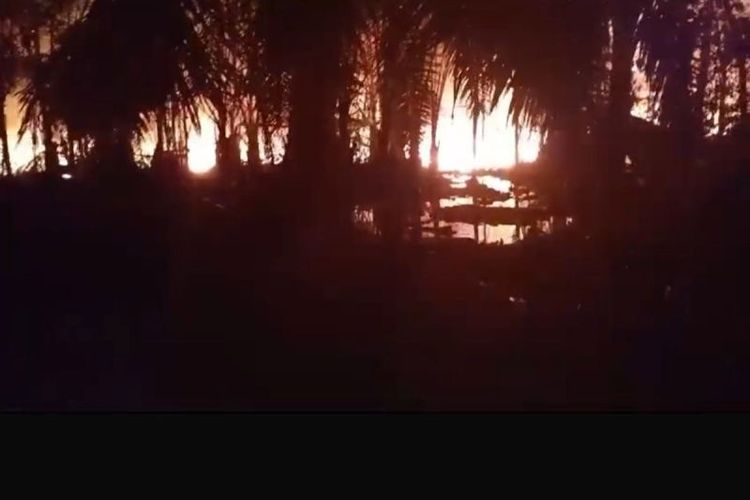 Sumur minyak terbakar di Gampong Alue Canang, Kecamatan Birem Bayeun, Kabupaten Aceh Timur, Kamis (30/5/2024) malam. 