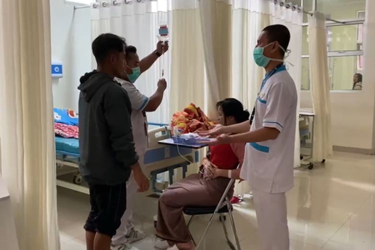  Foto menunjukkan pasien yang diduga mengalami keracunan makanan tengah dirawat di RSUD Sekarwangi Cibadak, Senin (25/8/2025)