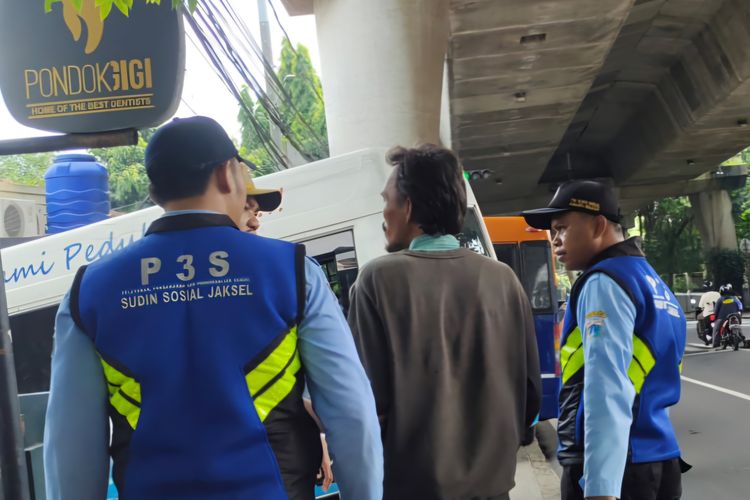 Petugas Dinsos Jakarta Selatan saat menjaring pria berinisial R di Jalan Pangeran Antasari, Selasa (16/4/2024).