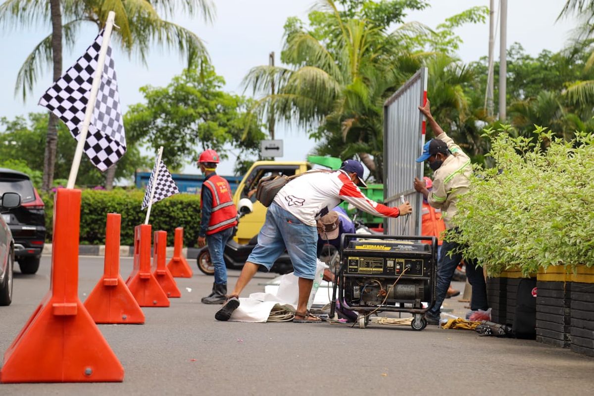 Dinas Sumber Daya Air Provinsi DKI Jakarta mulai membangun Polder Artha Gading, yang berlokasi di ujung Jalan Bulevard Artha Gading, Kelapa Gading, Jakarta Utara, Kamis (25/11/2021).