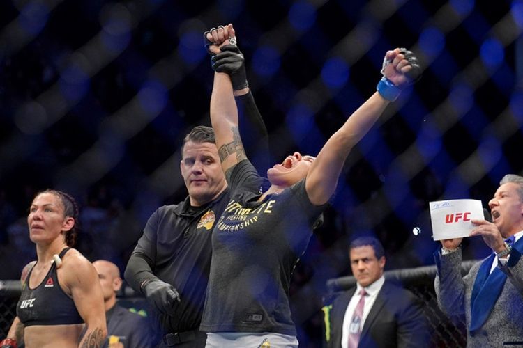 Amanda Nunes (kanan) mengalahkan juara bertahan  Cris Cyborg (kiri)