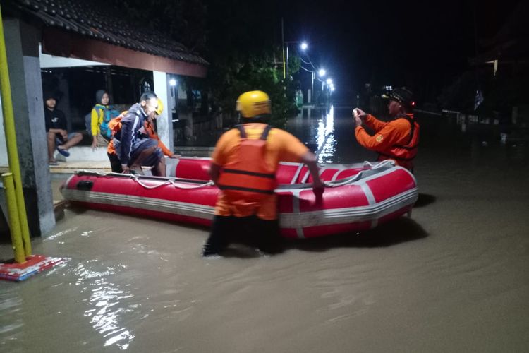 Upaya evakuasi anggota BPBD Kabupaten Ngawi dan relawan terhadp warga yang sakit dan lansia yang terjebak banjir. Hujan deras yang mengguyur Kabupaten Ngawi dari dari Sabtu (9/3) membuat sejumlah desa terendam banjir dengan ketinggian 30 hingga 50 centimeter.