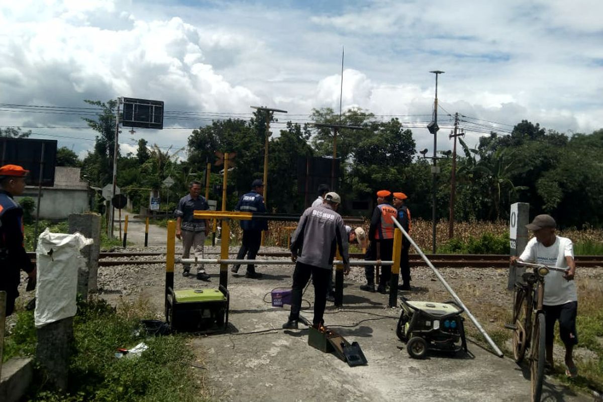 Pekerja mulai menanam balok dan pipa besi di perlintasan sebidang Dusun Sendung, Desa Ngaglik, Kecamatan Srengat, Kabupaten Blitar, Kamis (12/2/2026).