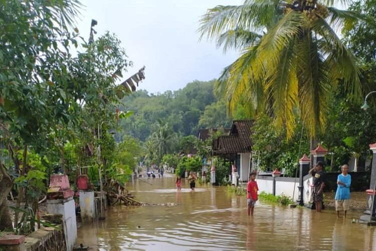 TERGENANG-Rumah dan jalan warga Desa Paranggupito, Kecamatan Paranggupito, Kabupaten Wonogiri tergenang air setelah hujan lebat melanda wilayah itu sejak Selasa (6/4/2021) malam. 