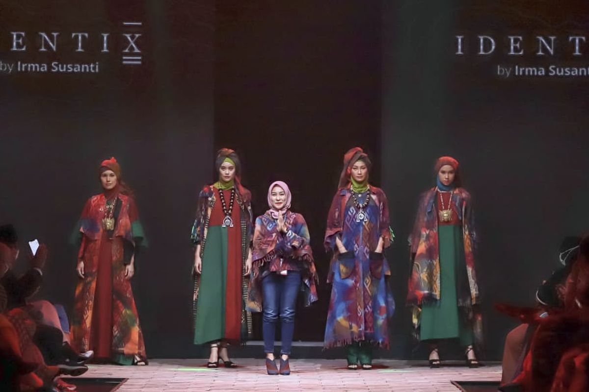 Koleksi busana Muslim Irma Susanti di panggung MUFFEST+ 2022, Jakarta