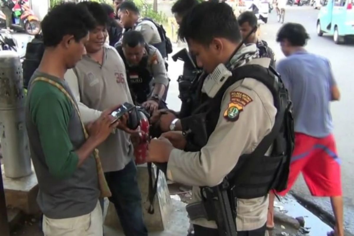 Polisi ringkus empat pemuda yang kerap peras sopir angkot di Stasiun Klender, Pulo Gadung, Jakarta Timur, Rabu (9/1/2019)