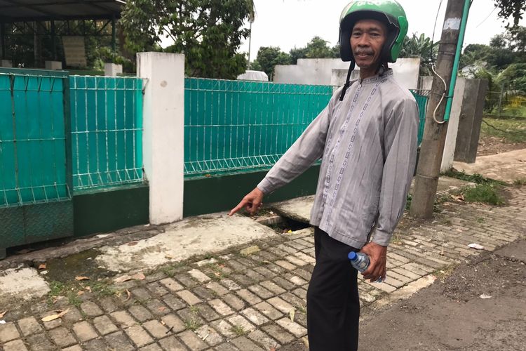 Motor beat milik pedagang tempe bernama Mundirin (59) digasak maling saat Mundirin menunaikan salat Jumat di Masjid Al-Muhajirin, Kelapa Dua, Kabupaten Tangerang pada Jumat (23/12/2022). 
