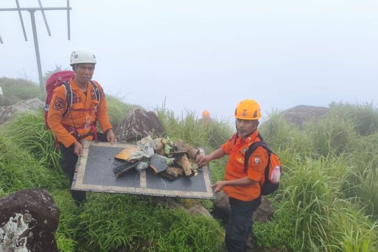 Tim SAR Gabungan menunjukkan serpihak pesawat ATR 42-500 diisekitar lokasi kecelakaan jatuhnya pesawat naas tersebut di wilayah Taman Nasional Bantimurung-Bulsaraung Kabupaten Maros, Sulawesi Selatan, Minggu (18/1/2026). 
