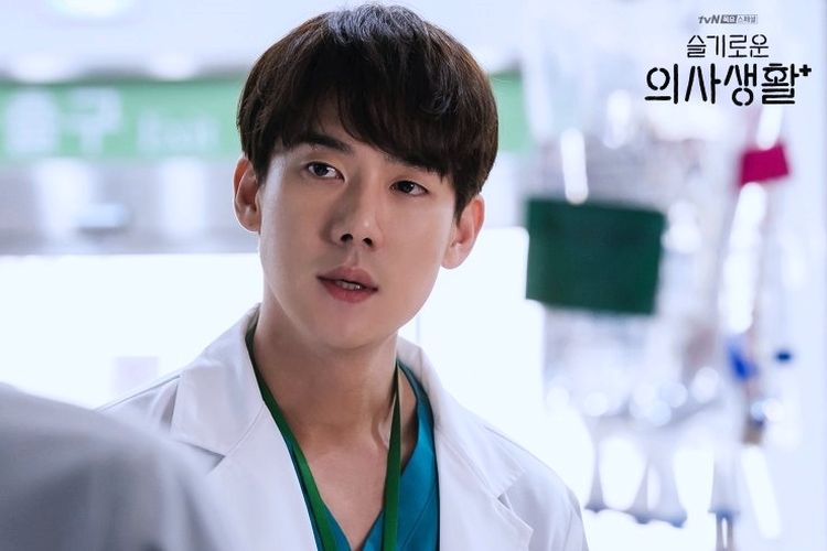 Yoo Yeon Seok saat berperan sebagai Ahn Jeong Won dalam drama Hospital Playlist Season 1 yang tayang di tvN dan Netflix pada 2020.