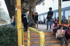 KRL dari Jatinegara dan Jakarta Kota Arah Bogor Tertahan