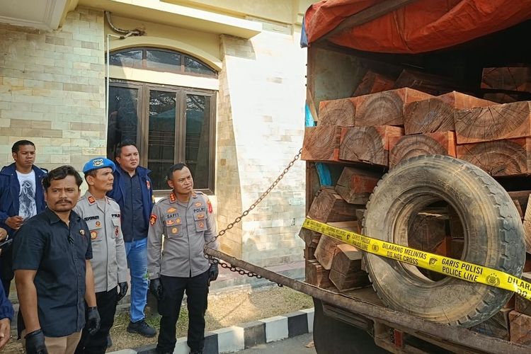 Polresta Kendari Gagalkan Pengiriman 80 Batang Kayu Eboni Tanpa Dokumen ke Surabaya