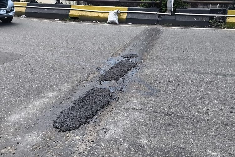 Jalan Berlubang di Flyover Ciputat Bikin 2 Pengendara Terpental, Kini Sudah Ditambal
