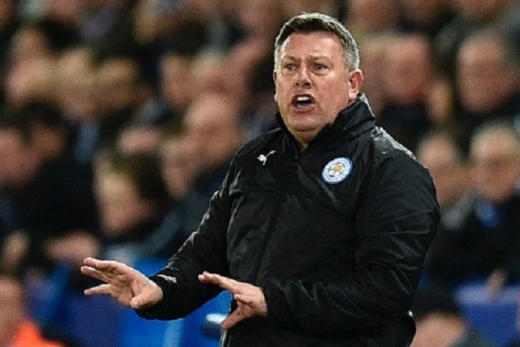 Manajer Leicester City, Craig Shakespeare, memberi instruksi kepada anak-anak asuhnya dari tepi lapangan pada pertandingan Liga Champions di Stadion King Power, Selasa (14/3/2017). 