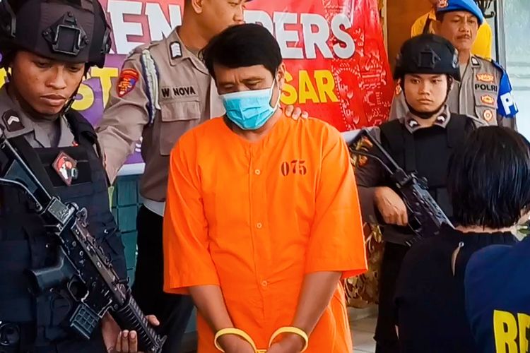 Pemilik gudang elpiji, Sukojin (50), saat dihadirkan dalam dalam konferensi pers di Polresta Denpasar pada Sabtu (15/6/2024). Ia ditetapkan jadi tersangka kasus kebakaran gudang elpiji yang menyebabkan 12 orang tewas.