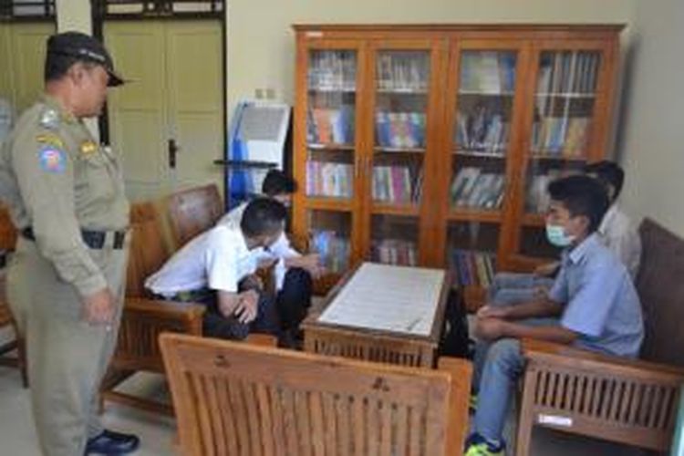 Sejumlah pelajar yang kedapatan membolos diamankan di kantor Dinas Pendidikan Kota Magelang, Jawa Tengah, Kamis (26/3/2015).
