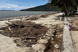 Penampakan Pantai Pandan Tapanuli Tengah: Penuh Gelondong Kayu dan Air Cokelat