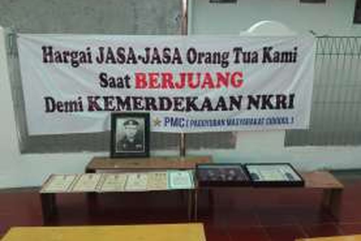 Warga Kompleks Hankam Cidodol, Kebayoran Lama, Jakarta Selatan, menolak upaya pengosongan dari Mabes TNI, Minggu (17/7/2016).