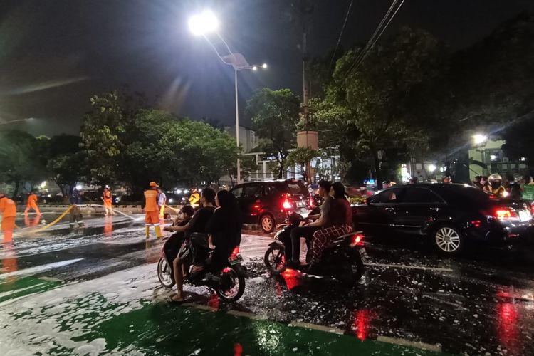 Jalan Matraman di Kebon Manggis, Matraman, Jakarta Timur, mengalami kemacetan pada Senin (5/6/2023) sekitar pukul 19.30 WIB.