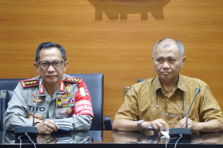 Kapolri Jenderal Pol Tito Karnavian (kiri) dan Ketua KPK Agus Raharjo (kanan) dalam jumpa pers di gedung KPK, Jakarta, Senin (19/6/2017).