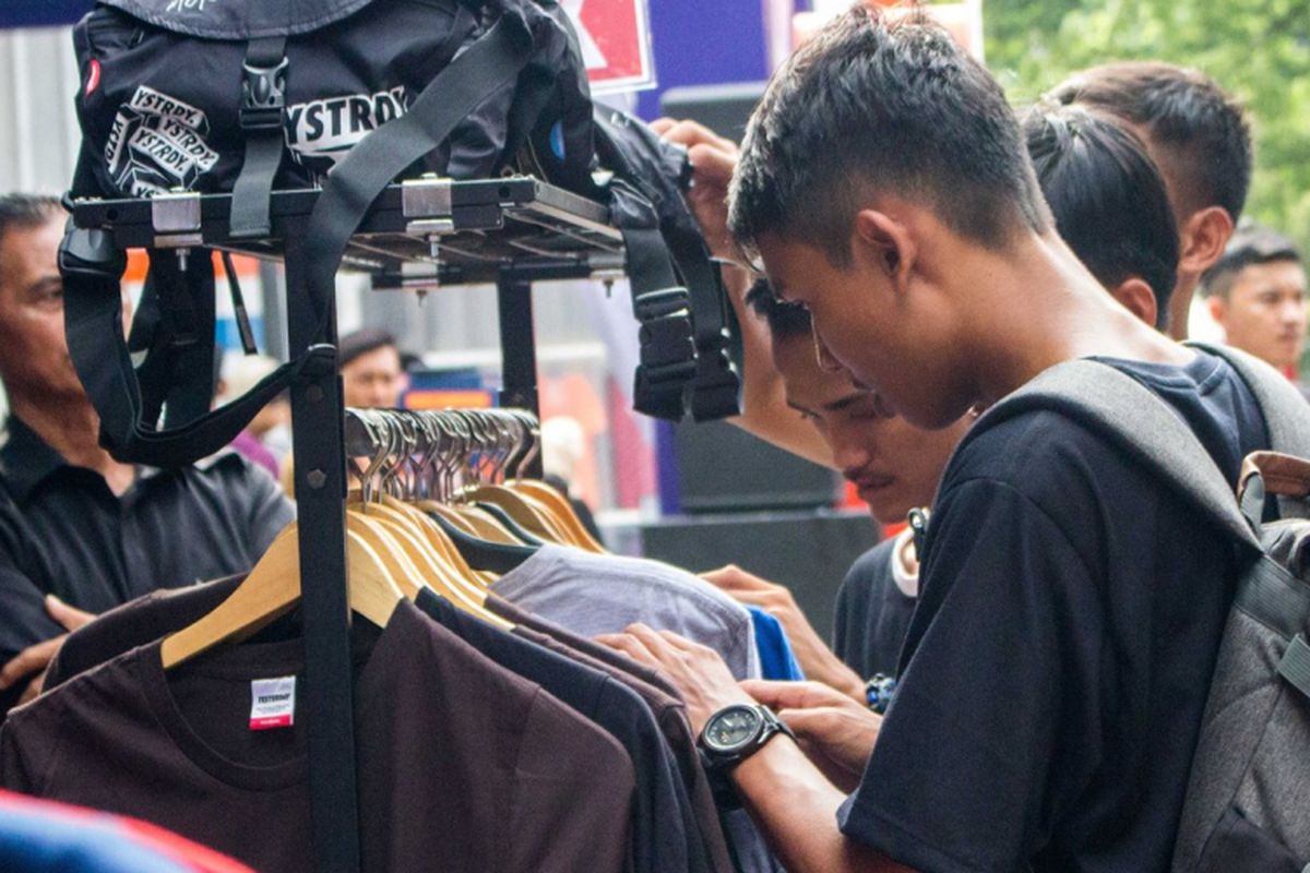 Pengunjung memilih kaus di salah stand di ajang Jakcloth Year End Sale 2018.