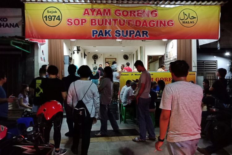 Suasana ramainya Ayam Goreng Sop Buntut Daging Pak Supar, Semarang, Rabu (28/3/2018).