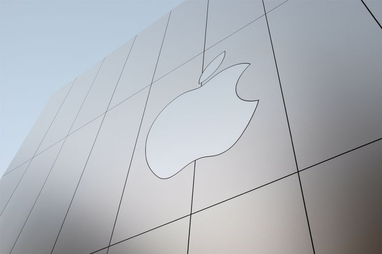 Logo Apple terpampang di tepi gedung Apple Store Union Square, San Francisco, Amerika Serikat.