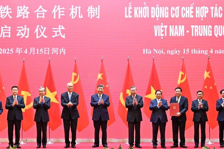 Presiden China Xi Jinping (kelima dari kiri) saat berkunjung ke Vietnam.
