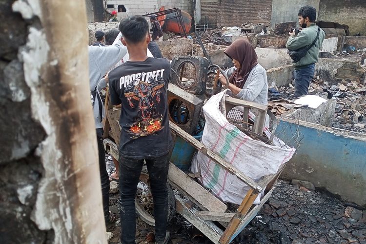 Sebanyak 9 unit mobil pemadam kebakaran diterjunkan untuk memadamkan api yang melahap pemukiman warga di Kampung Kebon Kalapa, Desa Sukamenak, Kecamatan Margahayu, Kabupaten Bandung, Jawa Barat, pada Senin (6/2/2023).Mobil pemadam kebakaran kesulitan untuk memasuki pemukiman warga tersebut, lantaran lokasi tersebut sangat padat penduduk.