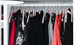 Baju di Lemari Bau Apek? Cek 5 Hal Ini Sebelum Beli Pengharum