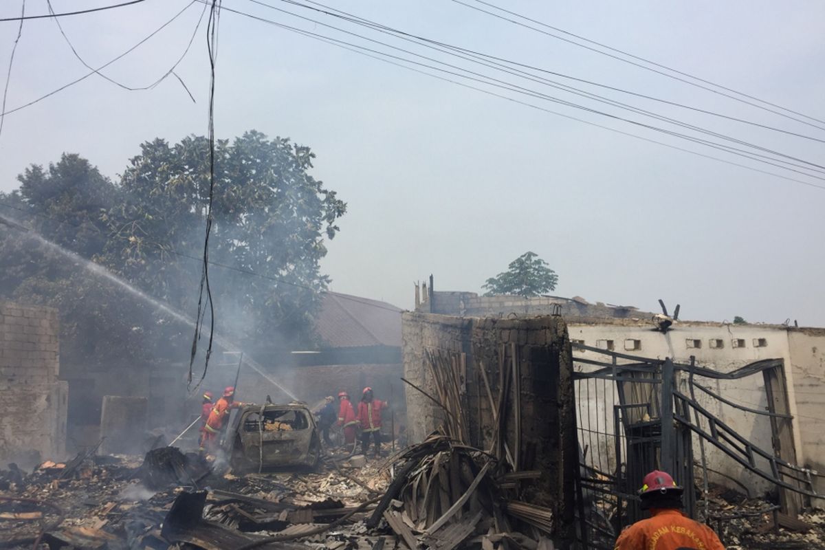 Api membakar sejumlah kios di Jalan Proklamasi, Depok, Rabu (1/8/2018).