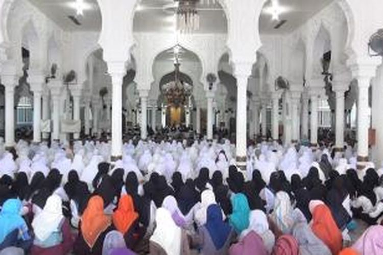 Ratusan warga di Kota Banda Aceh dan sekitarnya melakukan zikir dan doa bersama di Mesjid Raya Baiturrahman, Minggu (6/4/2014). Zikir dan doa dilakukan untuk Pemilu damai. *****K12-11