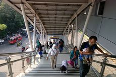 Warga: Kasih Satu Eskalator Saja di Akses Tangga Stasiun Cakung Sudah Cukup...