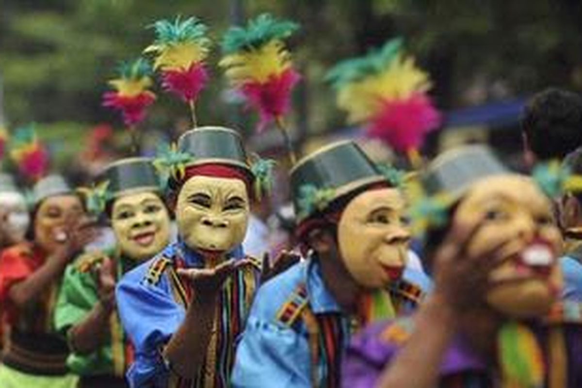 Suguhan seni tari Topeng Gecul dari Desa Ngrawan, Kecamatan Getasan, Kabupaten Semarang, Jawa Tengah, turut memeriahkan pawai pembukaan Festival Kesenian Yogyakarta XXIV di Jalan Malioboro, Yogyakarta, Rabu (20/6/2012). Selain untuk mengenalkan beraneka ragam kesenian tradisional serta warisan budaya kepada masyarakat, event tahunan tersebut juga ditujukan untuk mendongkrak sektor pariwisata Yogyakarta. 