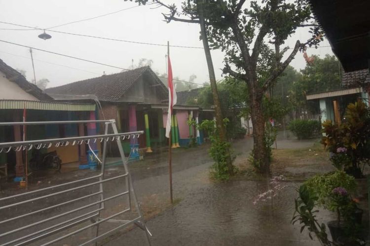 Wilayah Desa Juwet, Kecamatan Ngronggot, Nganjuk, diguyur hujan pada Rabu (18/8/2021) sore. Foto: istimewa