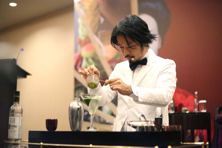 Grand Mixologist, Shuzo Nagumo beraksi di When Jakarta Meets Japan, Fairmont Jakarta. 