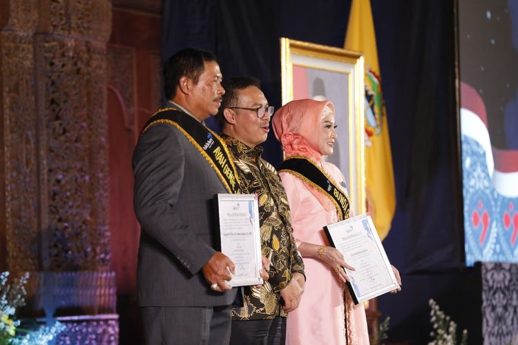 Penjabat (Pj) Gubernur Jawa Tengah (Jateng) Nana Sudjana menerima anugerah Dharma Karya Kencana dari Badan Kependudukan dan Keluarga Berencana Nasional (BKKBN).