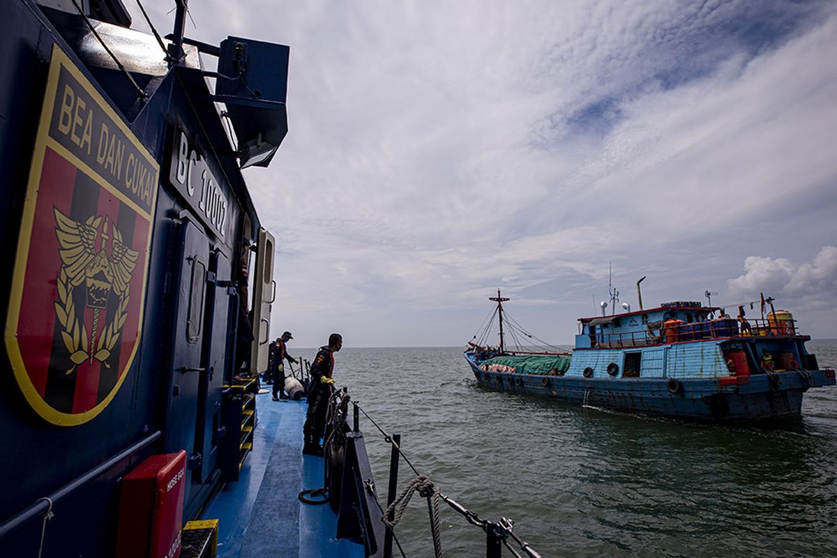Foto dirilis Senin (14/9/2020), memperlihatkan Kapal Patroli BC 10003 menghentikan kapal yang dicurigai membawa barang terlarang di Perairan Selat Malaka. Secara bergantian kapal-kapal patroli dan speedboat personel Bea dan Cukai Kepulauan Riau menjaga Perairan Selat Malaka hingga Laut Natuna dari kejahatan fiskal.