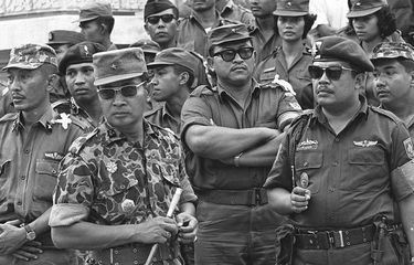 Pangkostrad Mayor Jenderal Soeharto, 2 kiri dengan kacamata hitam di Lubang Buaya, 6 Oktober 1965. 