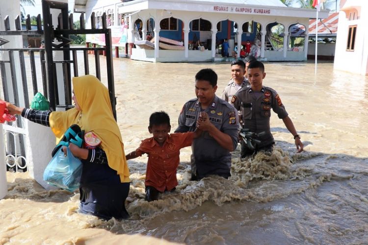 Polisi mengevakuasi korban banjir di Desa Mancang, Kecamatan Syamtalira Aron, Kabupaten Aceh Utara, MInggu (18/11/2018)