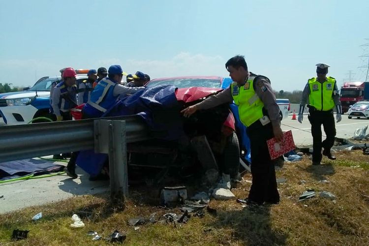 Diduga karena pengemudinya mengantuk, sebuah mobil Honda HRV menabrak gadril di Tol Solo-Ngawi. Akibat kecelakaan tersebut dua orang meninggal di lokasi kejadian.