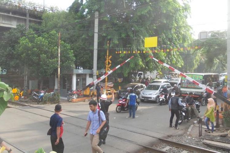 Kondisi pelintasan sebidang di sekitar Stasiun Tebet, Senin (30/11/2015). 