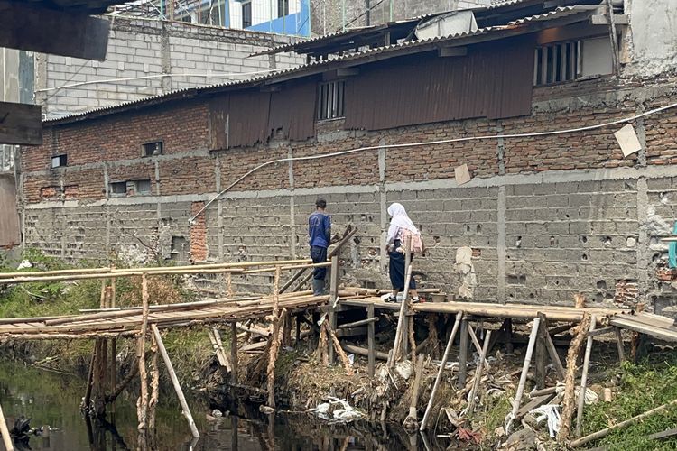 Kali Semongol Jakbar Dinormalisasi, Warga Minta Jembatan Kayu Tak Dibongkar Dulu