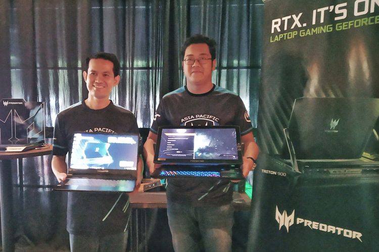 Dimas Setyo, Presales Manager Acer Indonesia (kiri) dan Andreas Lesmana, Product Manager Acer Indonesia, saat peluncuran laptop gaming Ace Predator Triton 900 dan Triton 500 di Jakarta, Kamis (14/3/2019).