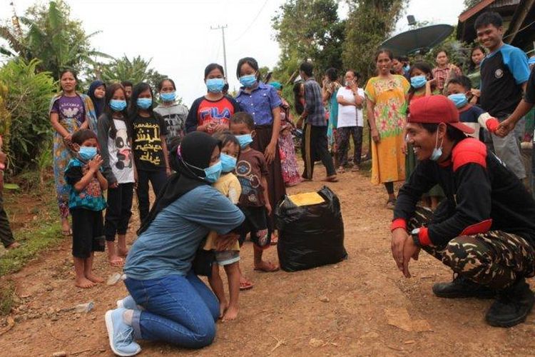 Siswi MAN 3 Sleman melakukan kegiatan trauma healing bersama anak-anak korban gempa Mamuju, Sulawesi Barat.