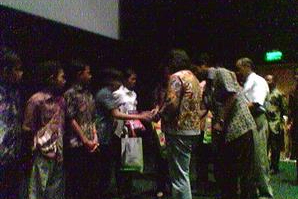 Menteri Perdagangan Marie Elka Pangestu secara simbolis memberikan beasiswa pendidikan senilai Rp 10.000.000 kepada 12 pemain film Laskar Pelangi, Minggu (12/10) di Blitz Megaplex,  Jakarta. Beasiswa ini diberikan oleh Miles Production dan Penerbit Mizan.