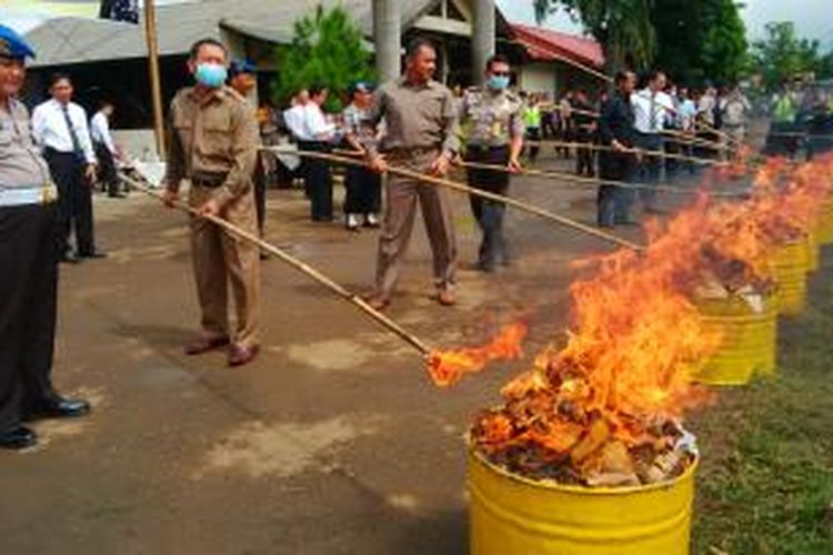 Pemusnahan barang bukti Narkotika jenis ganja sebesar 329 kilogram di halaman Belakang Mapolda Jabar, Jalan Soekarno - Hatta, Bandung, Jawa Barat, Kamis, (16/1/2014).