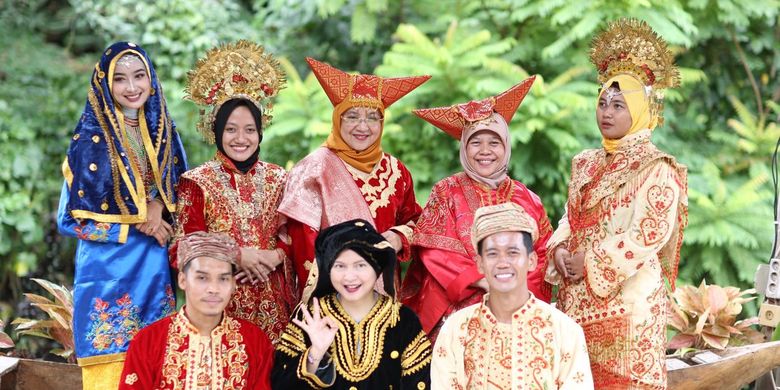 Daftar Baju Adat, Rumah Adat, Senjata Tradisional, Dan Tarian Adat Di ...