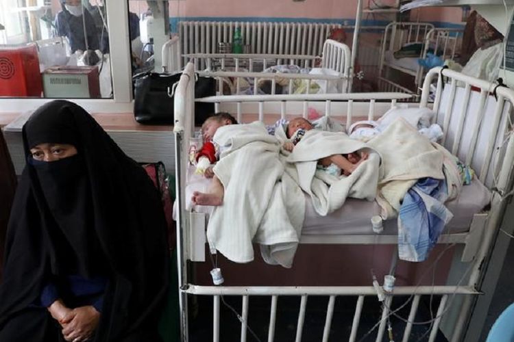 Anak-anak yang baru lahir yang kehilangan ibu mereka dalam serangan kemarin berbaring di ranjang di sebuah rumah sakit, di Kabul, Afghanistan 13 Mei 2020.
