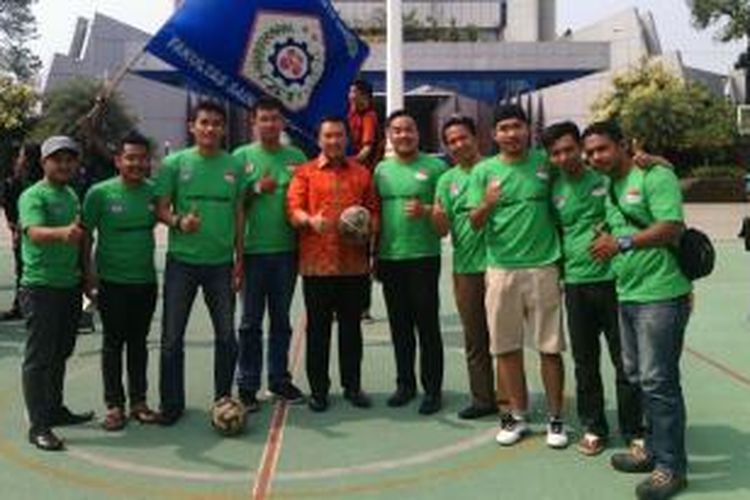  Menpora Imam Nahrawi berfoto bersama panitia Turnamen Futsal antar OKP di halaman Kantor Kemenpora Jakarta, Senin (20/10). Turnamen Futsal antar OKP ini digelar ini menjadi rangkaian peringatan HSP ke-87.