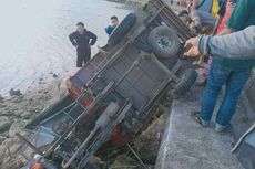 Polisi Bawa Motor Roda 3 Hasil Razia di Bima lalu Terguling ke Pantai, 8 Terluka